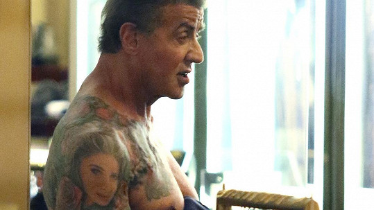 Hercovo rameno dlouhé roky zdobilo tetování jeho manželky, místo něj tam nyní má Butkuse. 