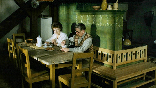 Vlastimil Brodský a Jiřina Bohdalová ve filmu Smích se lepí na paty z roku 1986