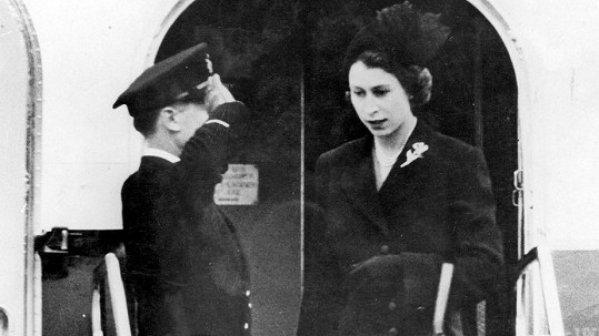 Královna Alžběta II. při návratu do Británie z cest po Africe