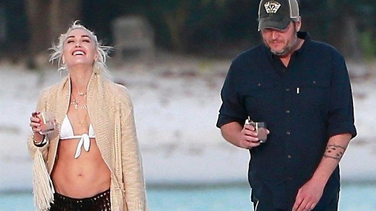 Gwen Stefani a Blake Shelton se na pláži dobře bavili.
