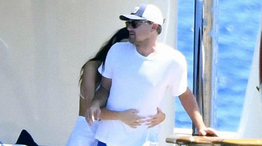 Leonardo DiCaprio a Camila Morrone tráví prázdniny na jachtě.