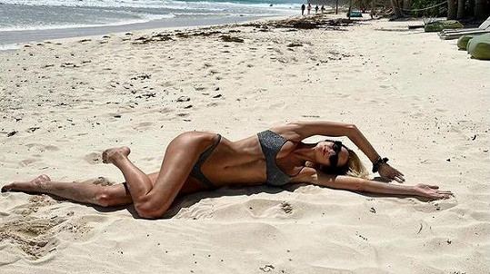 Prohřívala své tělo na pláži v Mexiku.