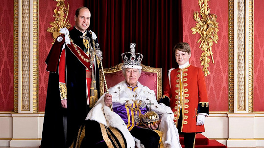 Král Karel III. se svými nástupci princem Williamem a princem Georgem