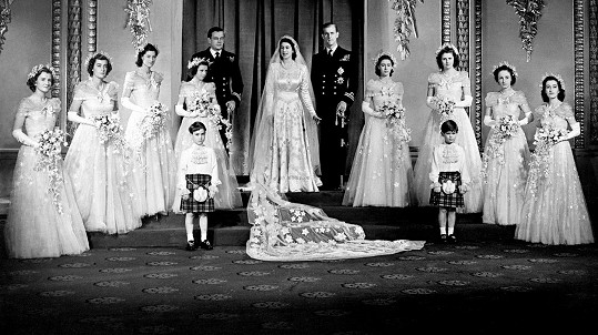 Lady Pamela byla jednou z družiček na svatbě královny Alžběty II. a prince Philipa. Na snímku druhá zleva