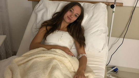 Lea Šteflíčková na nemocničním lůžku po operaci