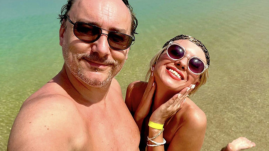 Marian Vojtko s přítelkyní na dovolené v Dubaji