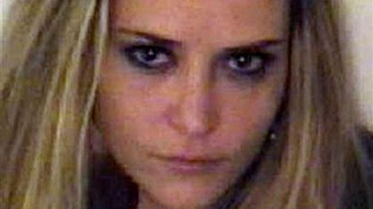 Brooke Mueller na policejním snímku z roku 2011, kdy byla zatčena za držení drog.