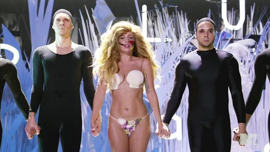 Lady Gaga v poslední době ukazuje své tělo dost často. 