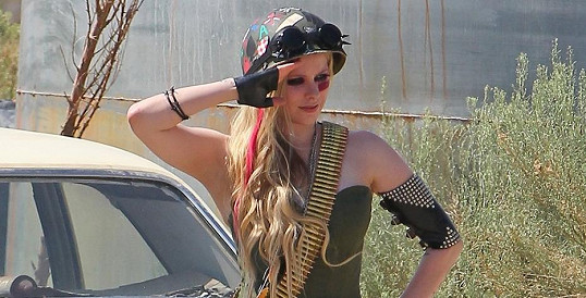 Avril Lavigne se v novém klipu prezentuje jako rajcovní vojanda. Co na ni říkáte?