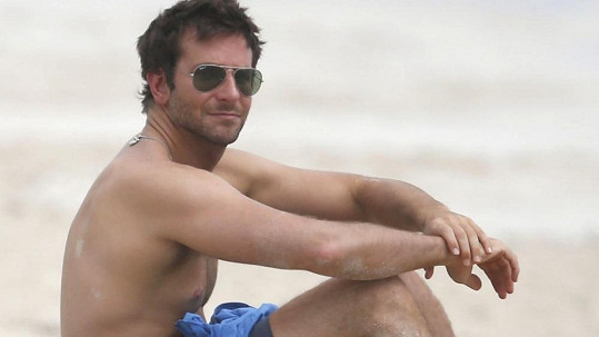Bradley Cooper byl na pláži sám.