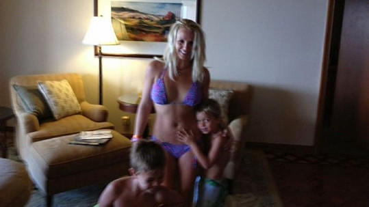 Britney na fotografii z dovolené, na které byla se svými syny a snoubencem.