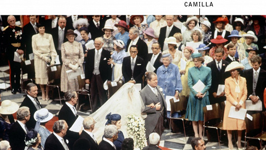 Camilla Parker-Bowles sledovala svatbu Charlese a Diany přímo z katedrály.
