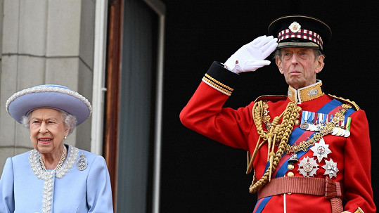 Poznáváte člena královské rodiny vedle královny Alžběty II.?