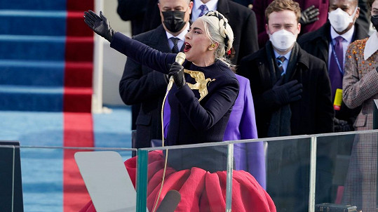 Zpěvem hymny ukončila Lady Gaga inauguraci 46. amerického prezidenta Spojených států. 
