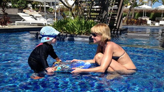 Po útoku medúzy se Lucca se synem raději koupala jen v hotelovém bazénu.