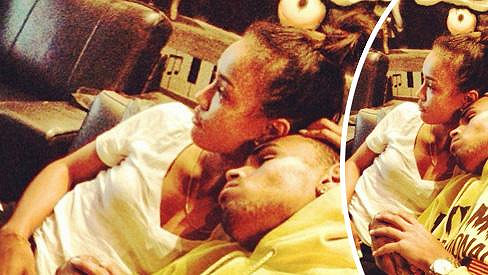 Chris Brown během láskyplného momentu s modelkou Karrueche Tran