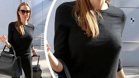 Angelina Jolie si pod černý svetr neoblékla podprsenku.