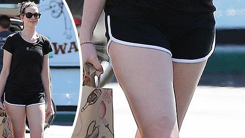 Anne Hathaway a její rostoucí stehna.
