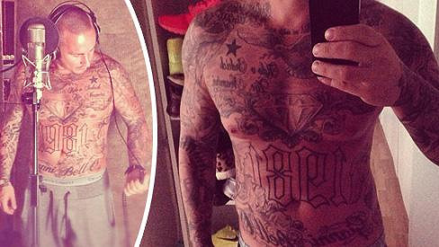 Své tělo si nechává zdobit tetováním od třinácti let.