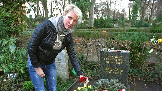 Renata se poklonila památce božské Marlene a na hrobě našla make-up.