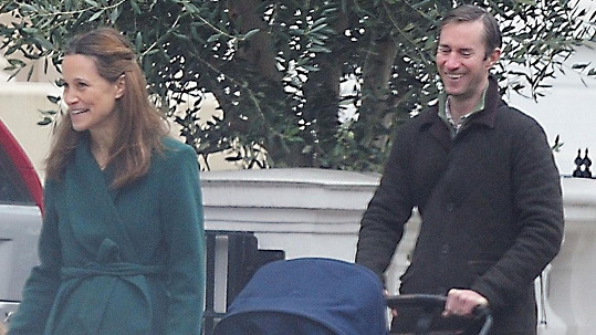 Pippa Middleton vyrazila na procházku s rodinou. 