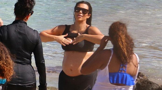 Kim Kardashian si zacvičila a pak se rovnou svlažila v moři. 