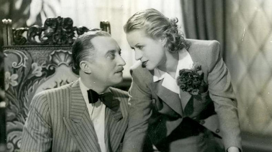 Manekýnka a filmová i divadelní herečka Eliška Pleyová měla smutný konec. Tady je s Oldřichem Novým na snímku z filmu Dědečkem proti své vůli (1939).