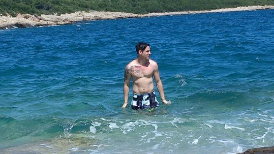 Daniel Mrózek si užívá moře.