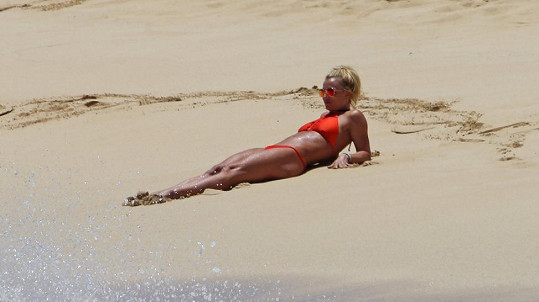 Zpěvačka Britney Spears předvedla svoje svalnaté tělo na Havaji.
