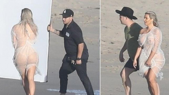 Kim Kardashian pracovala nahá na pláži v Malibu. 