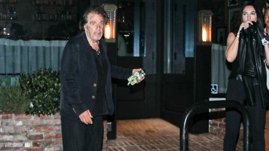 Al Pacino a Noor Alfallah při odchodu z restaurace