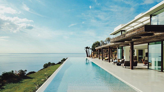 Resort na Ibize poskytl Harrymu, Meghan a Archiemu luxusní útočiště.