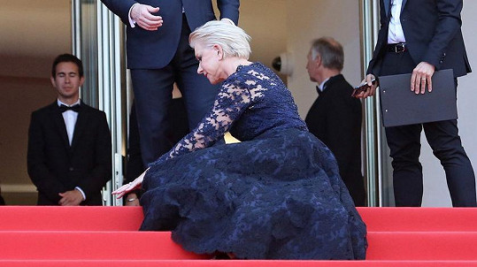 Helen Mirren si po roce zopakovala zaškobrtnutí na schodech.