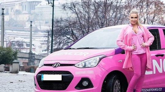 Dominika Myslivcová se svým růžovým vozítkem