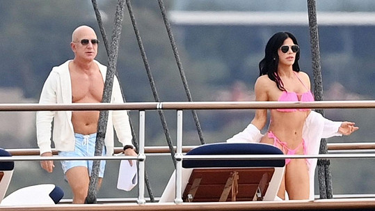 Jeff Bezos s přítelkyní Lauren Sanchez už na palubě nové superjachty brázdí Středozemní moře. 