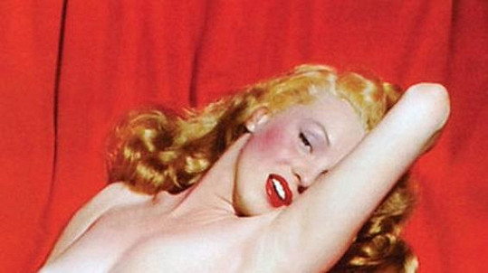 Snímky se nejdřív objevily v kalendáři a Marilyn k jejich publikaci v Playboyi nikdy nedala souhlas...