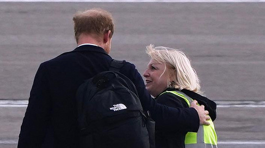 Princi vyjádřila soustrast pracovnice letiště, Harry jí poděkoval vřelým gestem.
