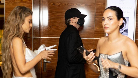 Maskovaný Leo DiCaprio opouštěl party v Cannes společně se dvěma dámami. 