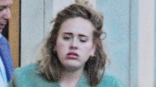 Adele při odchodu z luxusní londýnské restaurace