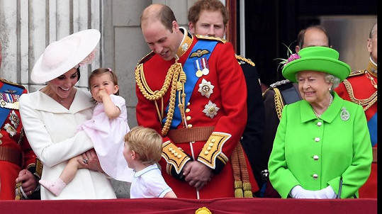 Charlotte a George dělají královně samou radost.