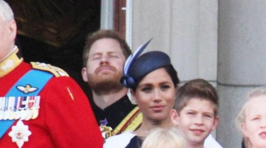 Vévoda a vévodkyně ze Sussexu Harry a Meghan na balkoně Buckinghamského paláce během Trooping the Colour