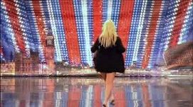 V soutěži Británie má talent se objevila známá dvojnice Britney Spears Lorna Bliss, v kalhotkách si lehla na stůl poroty