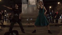 Radek Banga tančí na Václavském náměstí