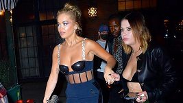 Rita Ora s Ashley Benson na večeři dorazily v podprsenkách